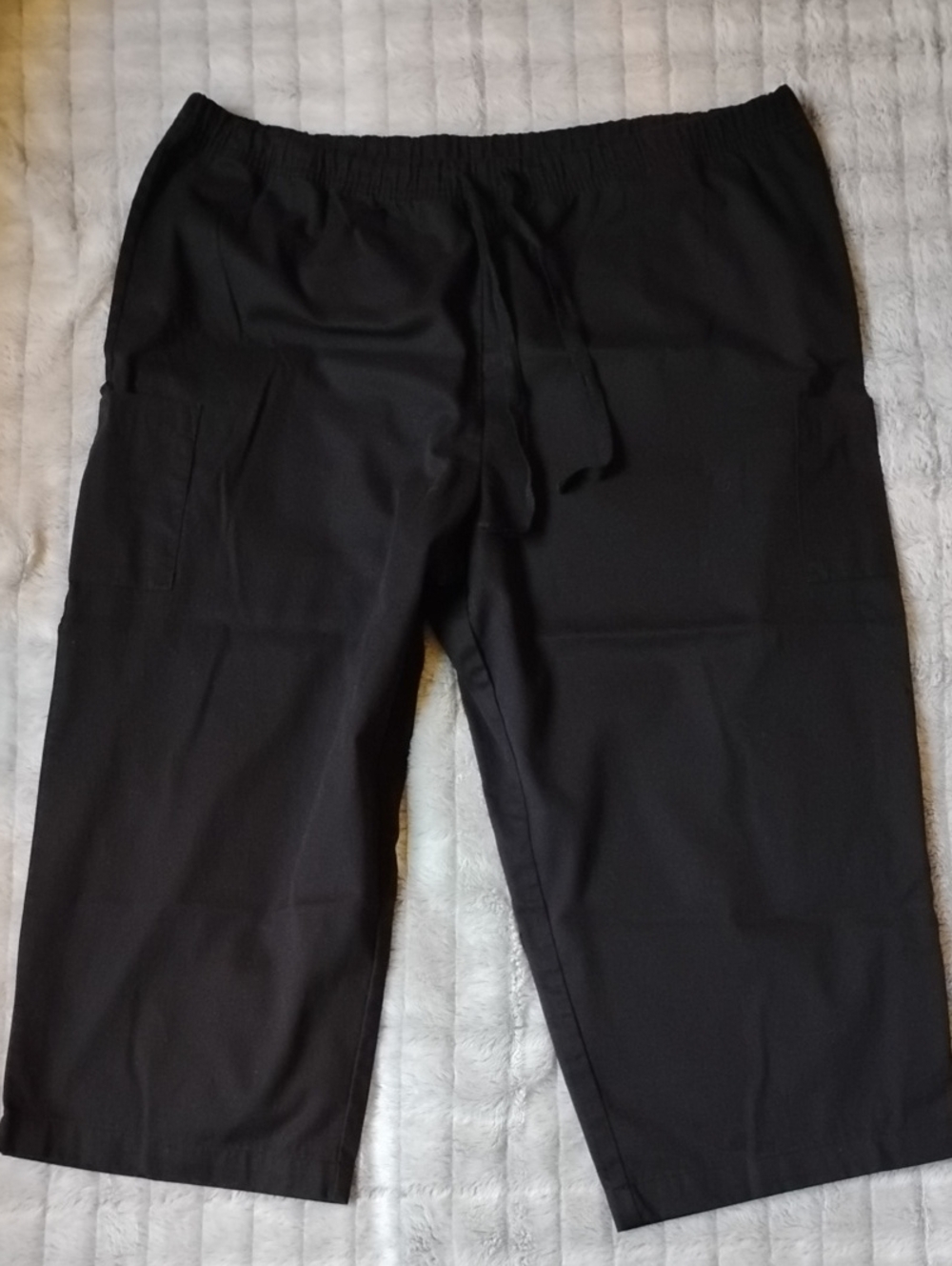 Plus Black Elastic-Waist Cropped Cargo Pants